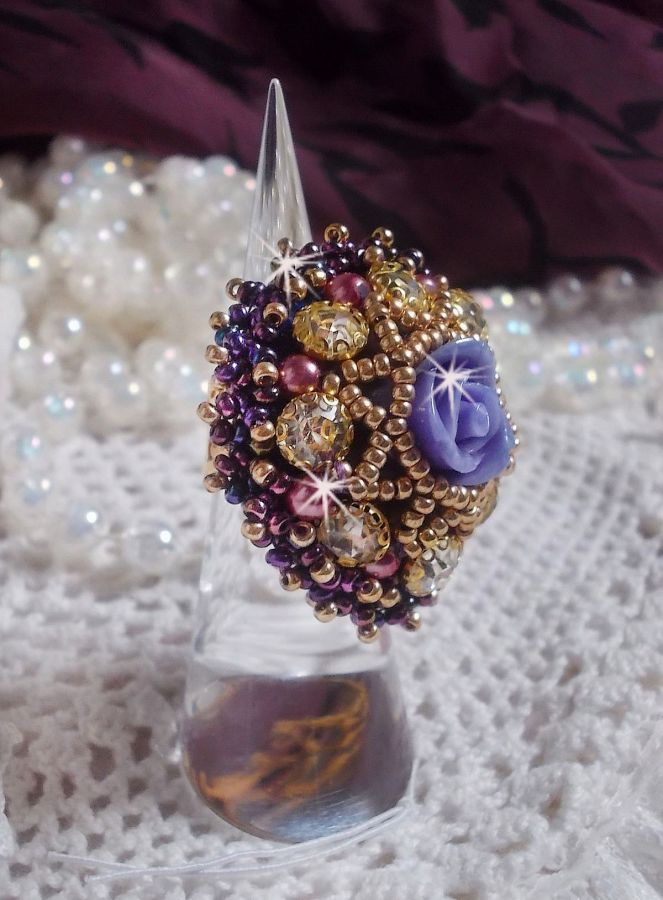 La Passionnée de Venise ring broderet med en lilla resin blomst og Crystal rhinestones