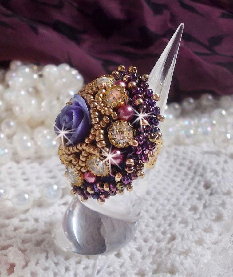 La Passionnée de Venise ring broderet med en lilla resin blomst og Crystal rhinestones