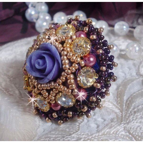 La Passionn&eacute;e de Venise ring broderet med en lilla resin blomst og Crystal rhinestones
