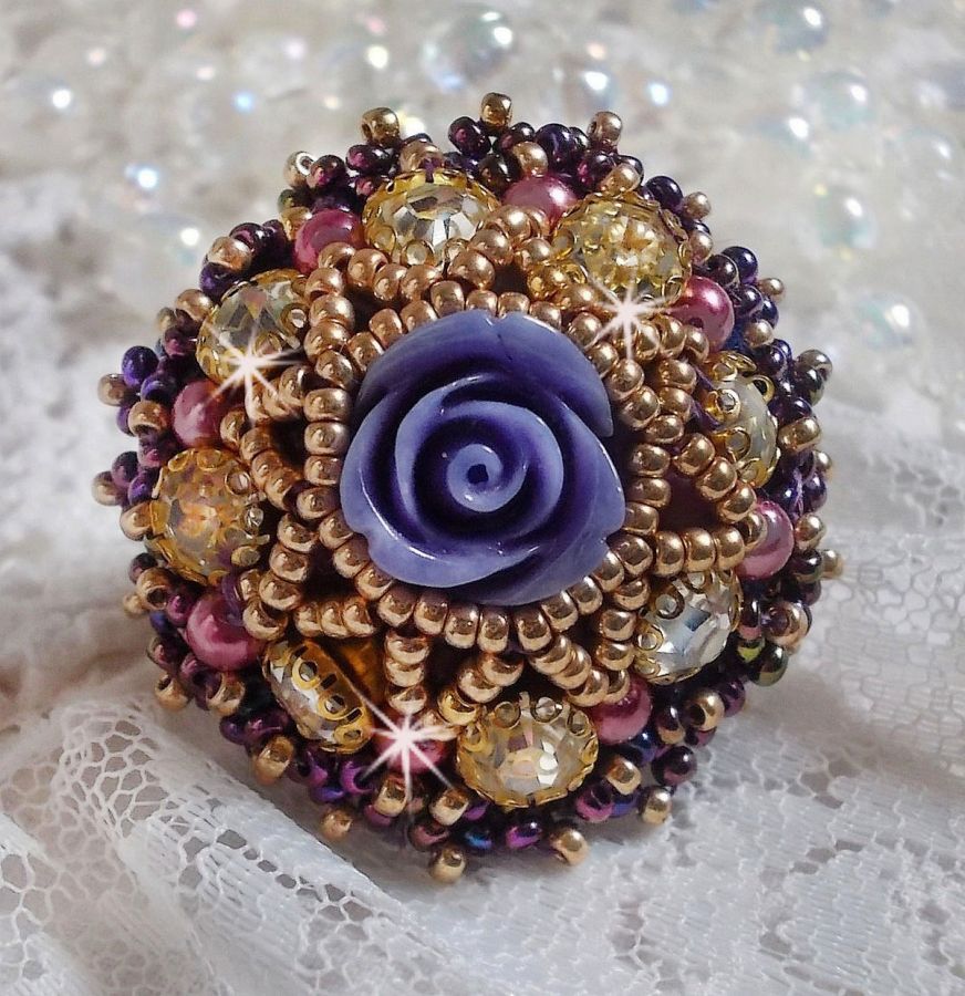 La Passionnée de Venise ring broderet med en lilla resin blomst og Crystal rhinestones