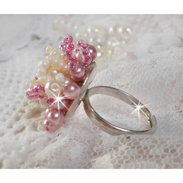 Bague D&eacute;tente avec des perles nacr&eacute;es de Swarovski