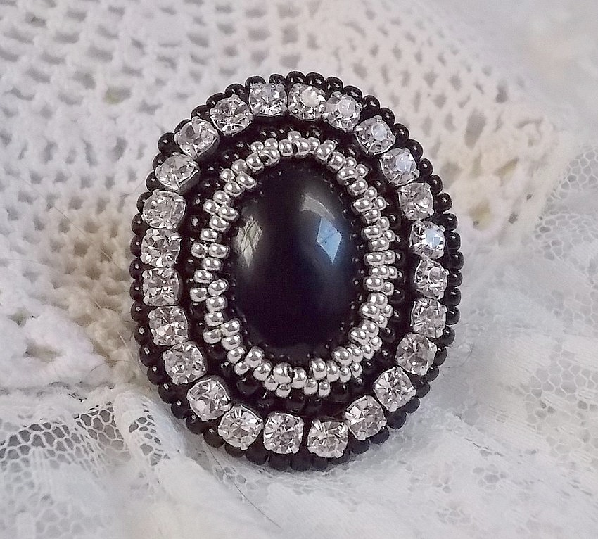 Black Stone Ring broderet med en ædelsten, sort onyx, krystaller og frøperler