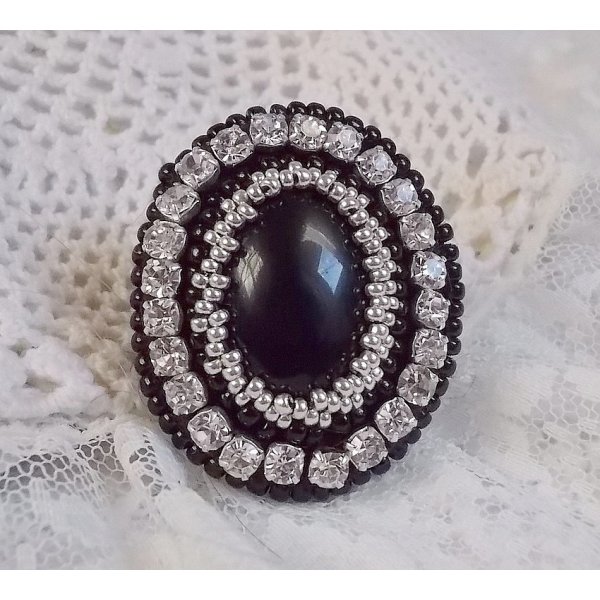 Black Stone Ring broderet med en ædelsten, sort onyx, krystaller og frøperler