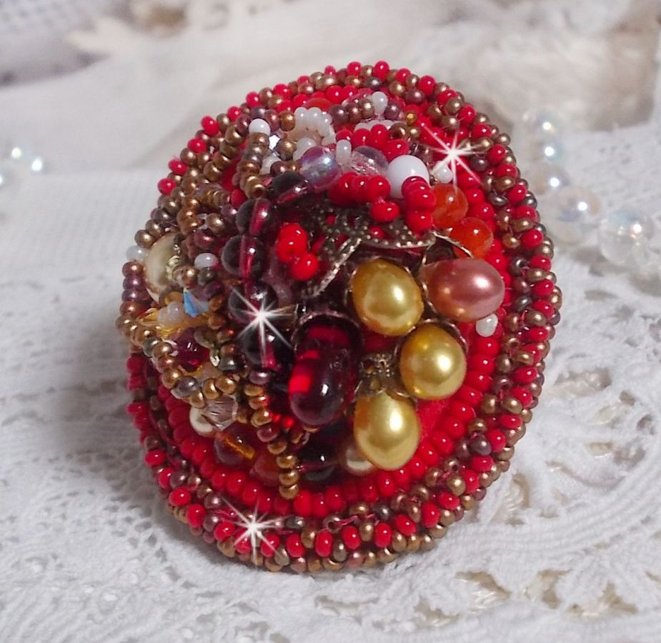 Bague Printemps Coloré brodée avec des Cristaux de Swarovski, des perles rondes nacrées, un cône filigranée et des rocailles