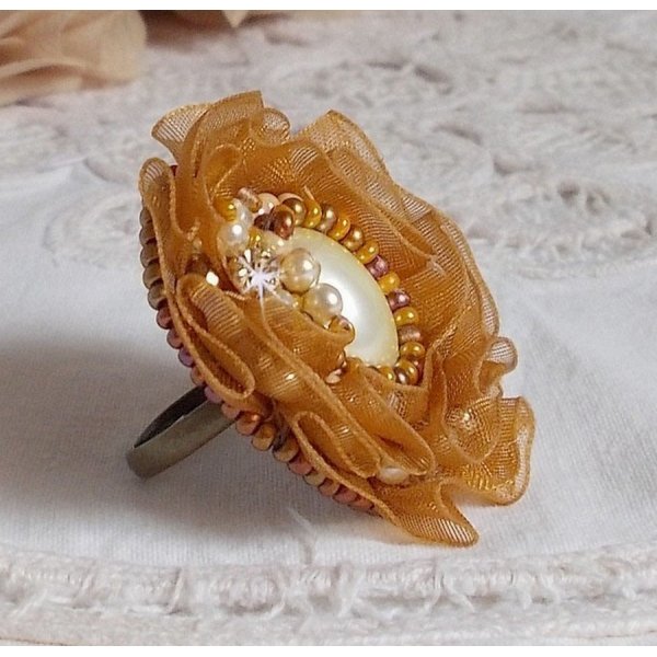 Reflets de Ros&eacute;e-ring broderet med perleperler og et fauvefarvet organzab&aring;nd