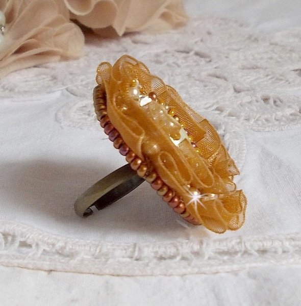 Reflets de Ros&eacute;e-ring broderet med perleperler og et fauvefarvet organzab&aring;nd