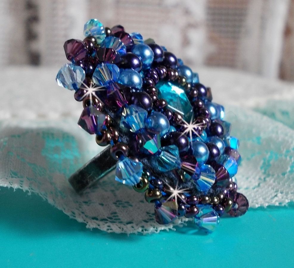 Royal Blue Roses ring broderet med en glascabochon og smukke barokperler