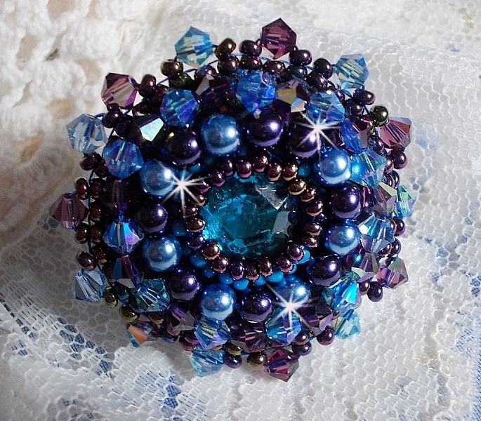 Royal Blue Roses ring broderet med en glascabochon og smukke barokperler