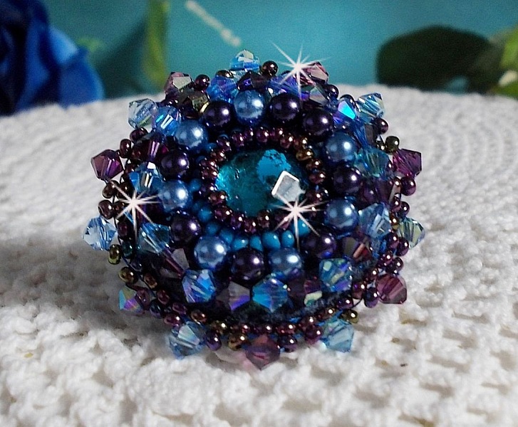 Royal Blue Roses ring broderet med en glascabochon og smukke barokperler