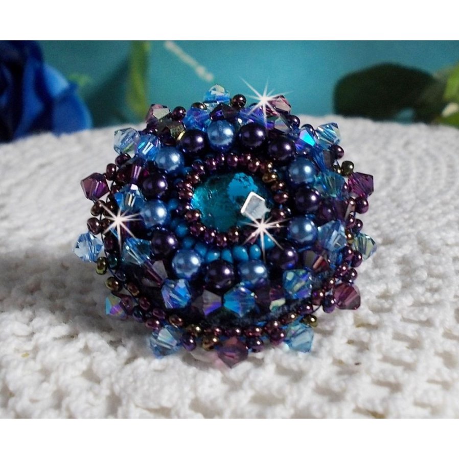 Royal Blue Roses ring broderet med en glascabochon og smukke barokperler