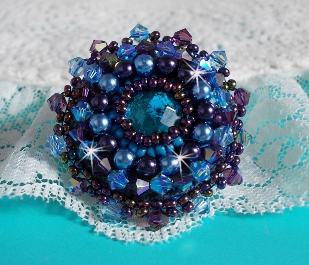 Royal Blue Roses ring broderet med en glascabochon og smukke barokperler