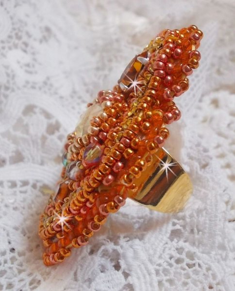 Rumba ring broderet med en smuk orange Swarovski krystal, facetter og Miyuki fr&oslash;perler
