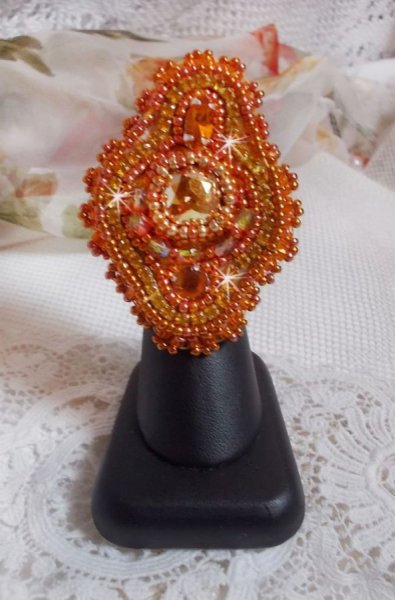 Rumba ring broderet med en smuk orange Swarovski krystal, facetter og Miyuki fr&oslash;perler
