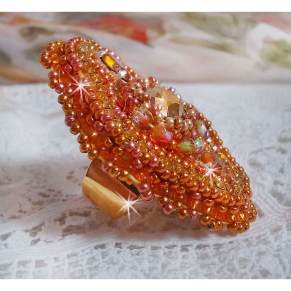 Rumba ring broderet med en smuk orange Swarovski krystal, facetter og Miyuki fr&oslash;perler