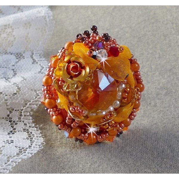 Les R&ecirc;ves d'Acapulco ring broderet med Swarovski krystaller, Miyuki fr&oslash;perler, glas og perler i en Chic Boho Ethnic stil