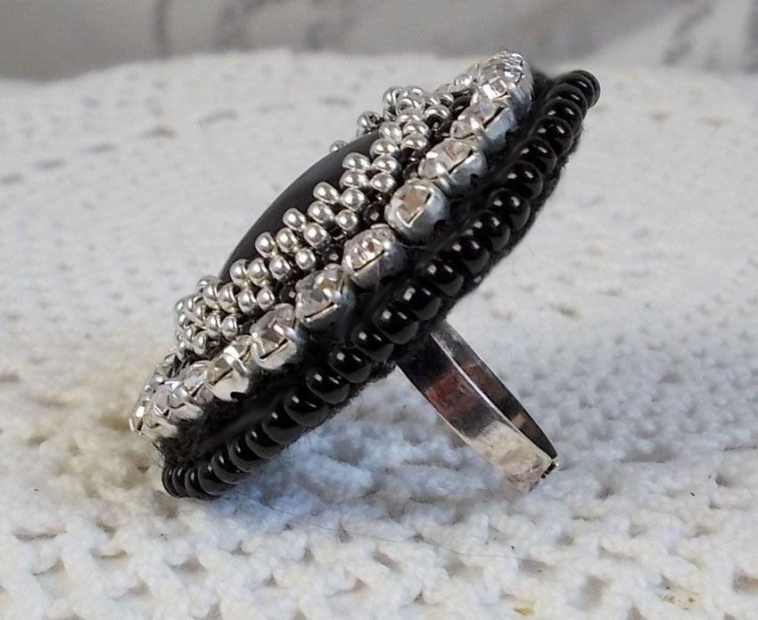 Black Stone Ring broderet med en ædelsten, sort onyx, krystaller og frøperler