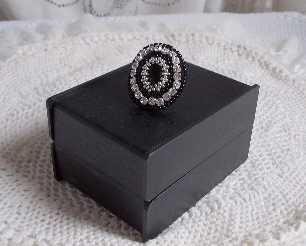 Black Stone Ring broderet med en ædelsten, sort onyx, krystaller og frøperler