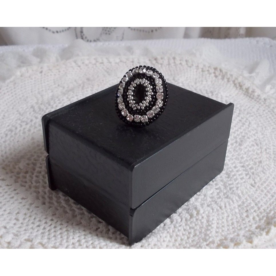 Black Stone Ring broderet med en ædelsten, sort onyx, krystaller og frøperler