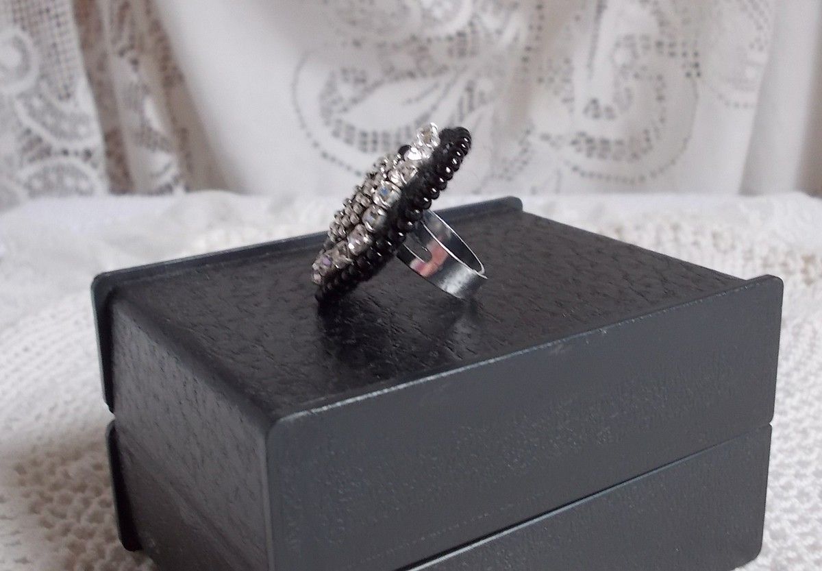 Black Stone Ring broderet med en ædelsten, sort onyx, krystaller og frøperler