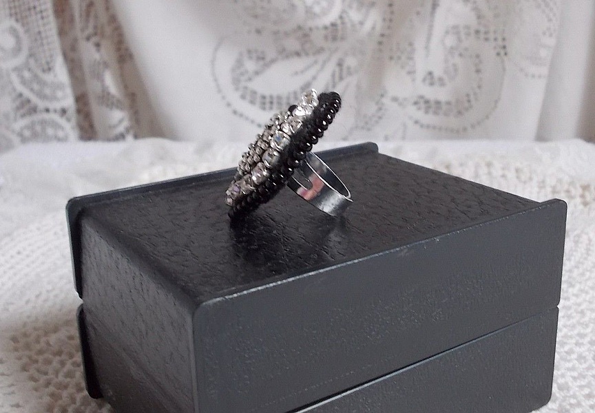 Black Stone Ring broderet med en &aelig;delsten, sort onyx, krystaller og fr&oslash;perler