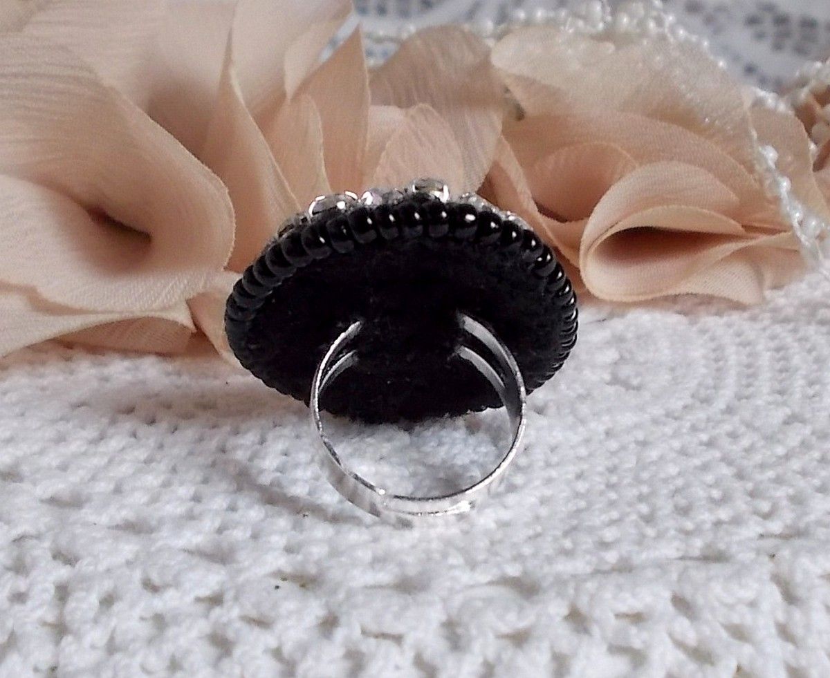 Black Stone Ring broderet med en ædelsten, sort onyx, krystaller og frøperler