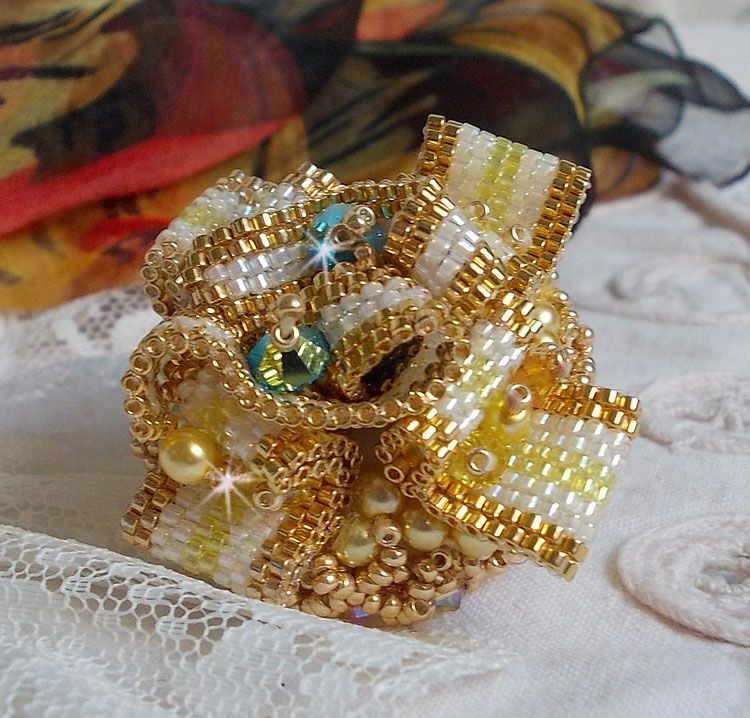 Sunflower Gold Haute-Couture ring broderet med 24 karat guldbelagte frøperler og Swarovski-krystaller 