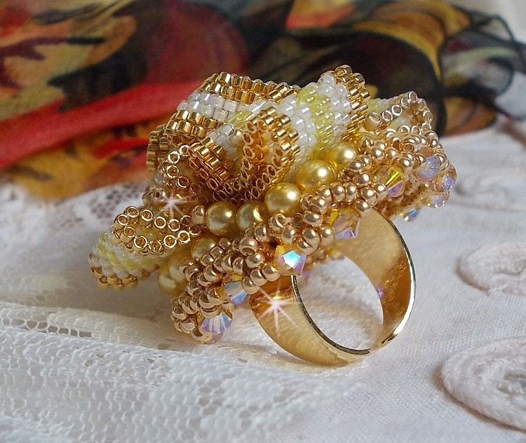 Sunflower Gold Haute-Couture ring broderet med 24 karat guldbelagte frøperler og Swarovski-krystaller 