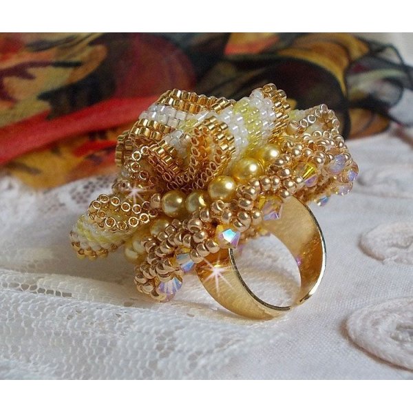 Sunflower Gold Haute-Couture ring broderet med 24 karat guldbelagte frøperler og Swarovski-krystaller 