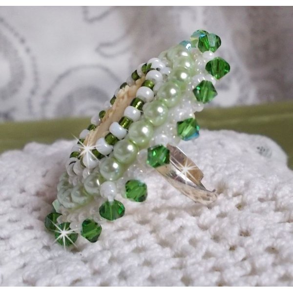 Bague S&eacute;duction Charme cr&eacute;e avec un cabochon d'un style Victorien d'une femme aux cheveux boucl&eacute;es avec des roses