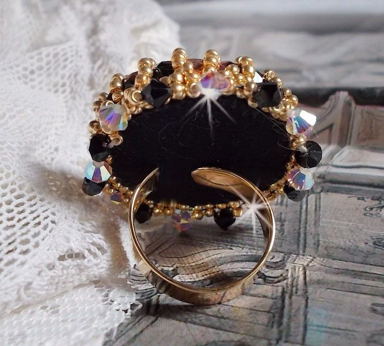 Sacred Black Ring broderet med vintage Swarovski krystaller, facetter og frøperler