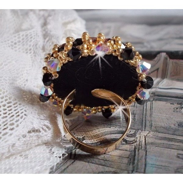 Sacred Black Ring broderet med vintage Swarovski krystaller, facetter og frøperler