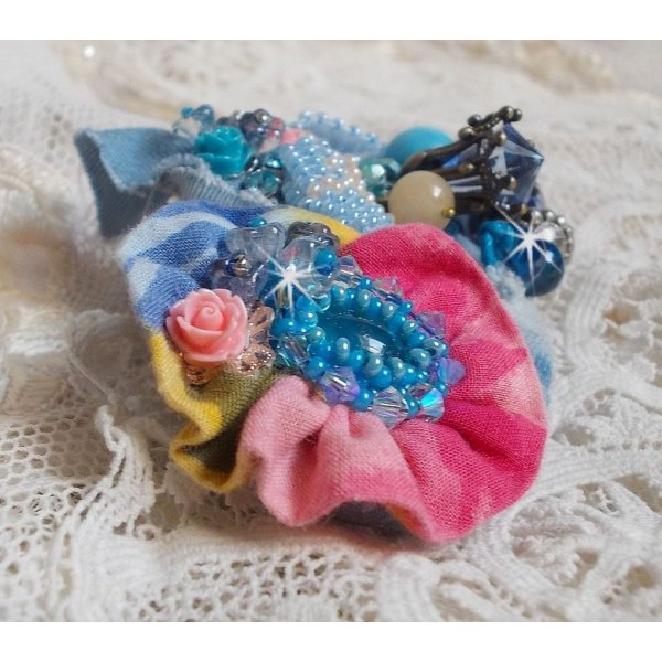 Far West h&aring;rsp&aelig;nde broderet med halv&aelig;delsten (Sodalite og Yellow Jade), Jean stof med blomster, Swarovski krystaller og fr&oslash;perler