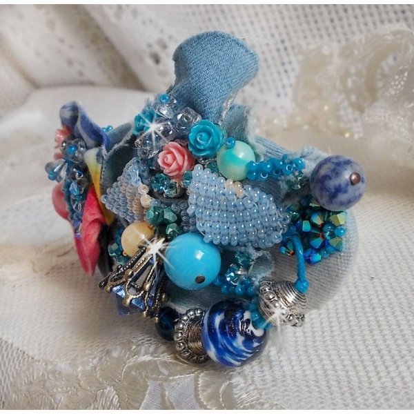 Far West h&aring;rsp&aelig;nde broderet med halv&aelig;delsten (Sodalite og Yellow Jade), Jean stof med blomster, Swarovski krystaller og fr&oslash;perler