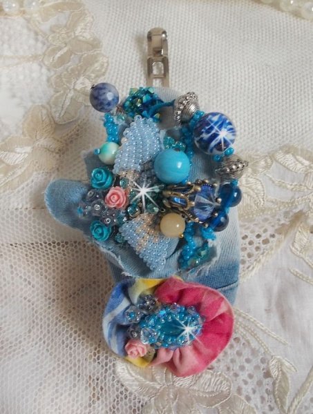 Far West h&aring;rsp&aelig;nde broderet med halv&aelig;delsten (Sodalite og Yellow Jade), Jean stof med blomster, Swarovski krystaller og fr&oslash;perler