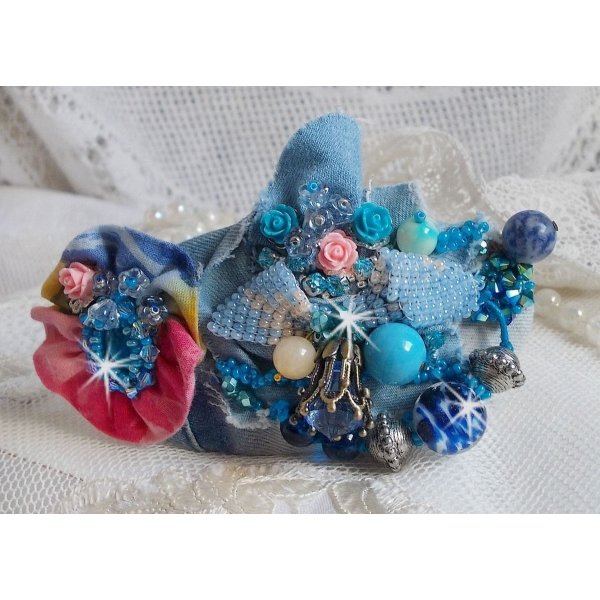 Far West h&aring;rsp&aelig;nde broderet med halv&aelig;delsten (Sodalite og Yellow Jade), Jean stof med blomster, Swarovski krystaller og fr&oslash;perler