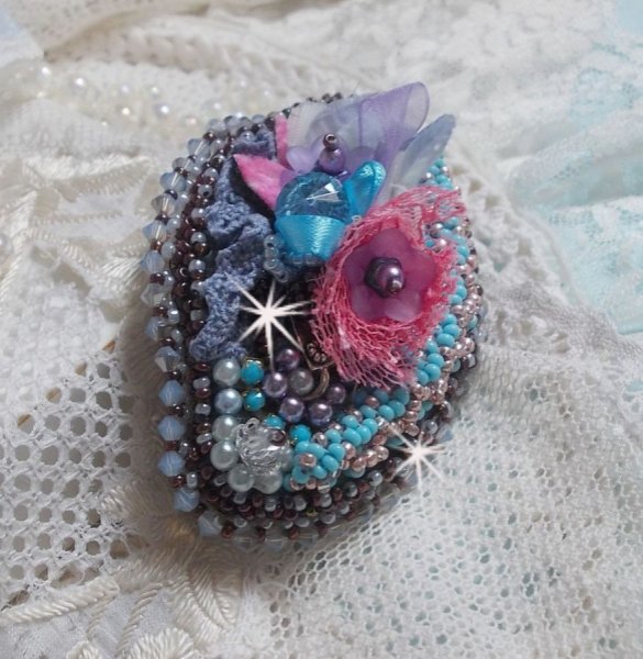 Mademoiselle Bluse Haute-Couture h&aring;rsp&aelig;nde broderet med perlegr&aring; blonder, runde perler, Luciteblomster og fr&oslash;perler