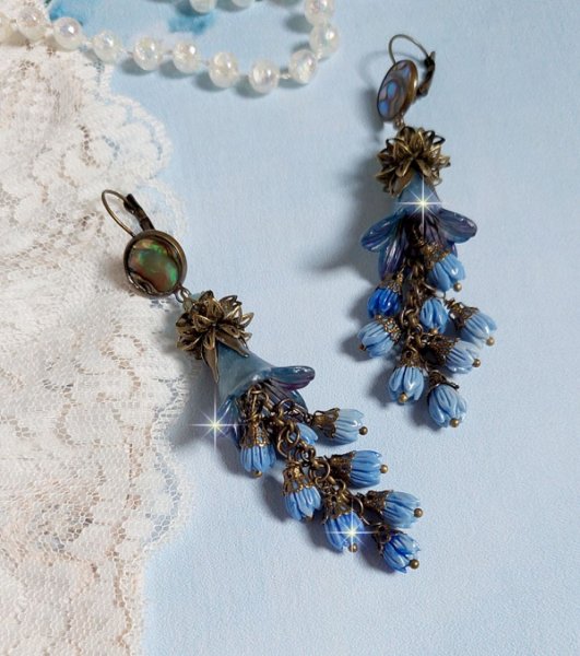 BO Abalone, pierres de Gemme : cabochon  Abalone et perles rondes Amazonite, boutons de roses en verre, calottes, cha&icirc;ne. Le tout est fini sur des dormeuses en M&eacute;tal. Une fa&ccedil;on Nature et Chic