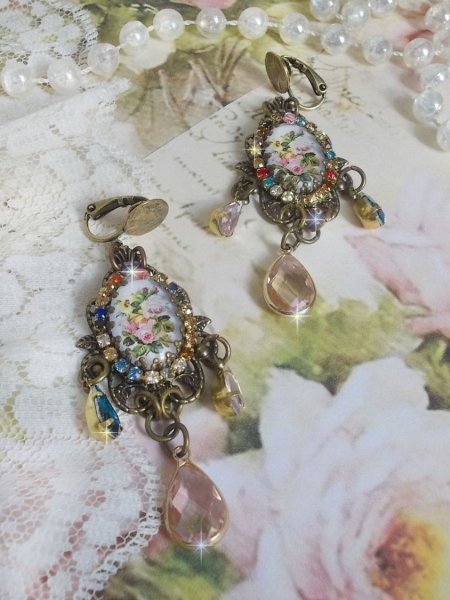 BO Affection of Roses skabt med glascabochoner, der forestiller en buket, glasperler, rhinsten i forskellige farver og messingtilbeh&oslash;r