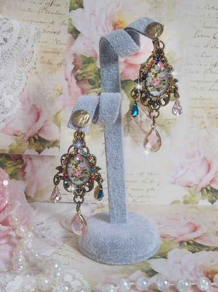 BO Affection of Roses skabt med glascabochoner, der forestiller en buket, glasperler, rhinsten i forskellige farver og messingtilbeh&oslash;r