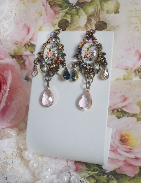 BO Affection of Roses skabt med glascabochoner, der forestiller en buket, glasperler, rhinsten i forskellige farver og messingtilbeh&oslash;r