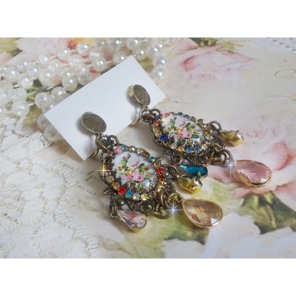 BO Affection of Roses skabt med glascabochoner, der forestiller en buket, glasperler, rhinsten i forskellige farver og messingtilbeh&oslash;r