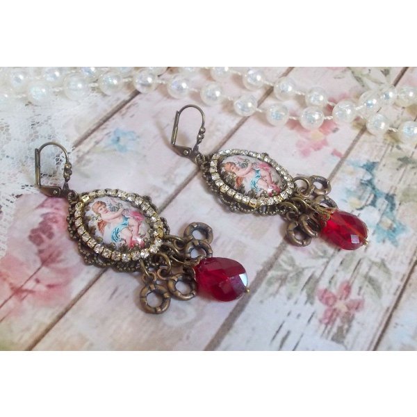 BO Petit Ange skabt med forst&oslash;rrende Angel cabochons, krystaller, charms og glasperler