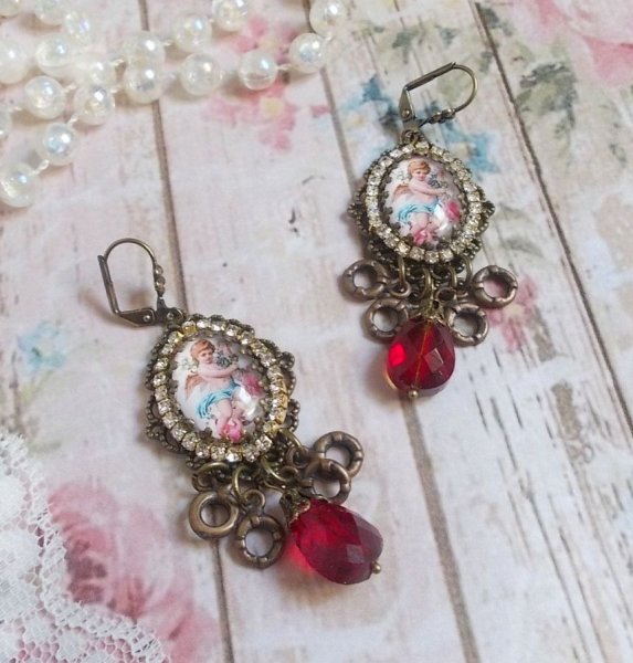 BO Petit Ange skabt med forst&oslash;rrende Angel cabochons, krystaller, charms og glasperler