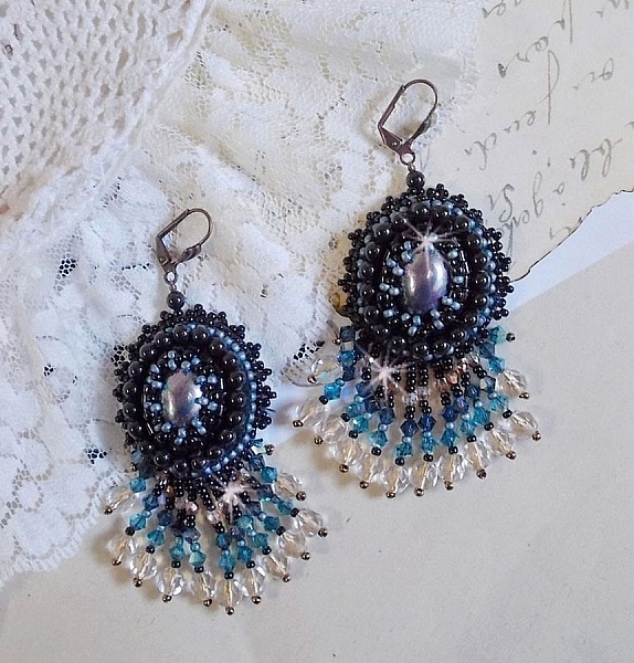 BO Angelot broderet med harpiks cabochons, Swarovski krystalperler og Toho fr&oslash;perler