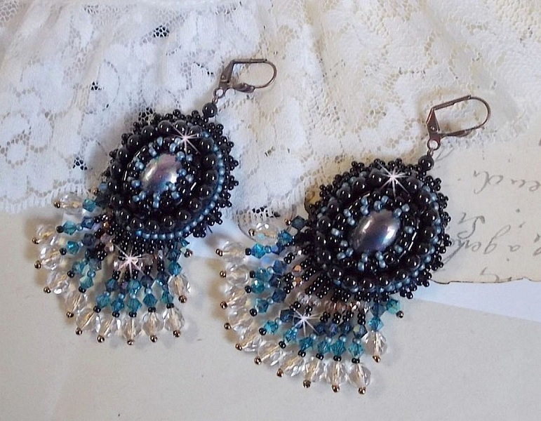 BO Angelot broderet med harpiks cabochons, Swarovski krystalperler og Toho fr&oslash;perler