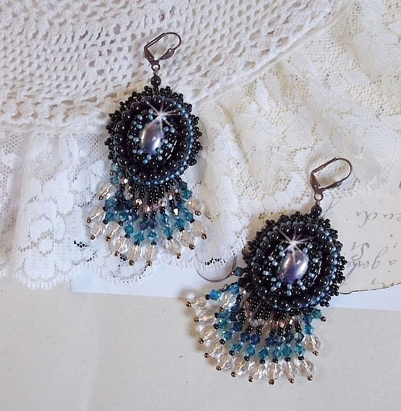 BO Angelot broderet med harpiks cabochons, Swarovski krystalperler og Toho fr&oslash;perler