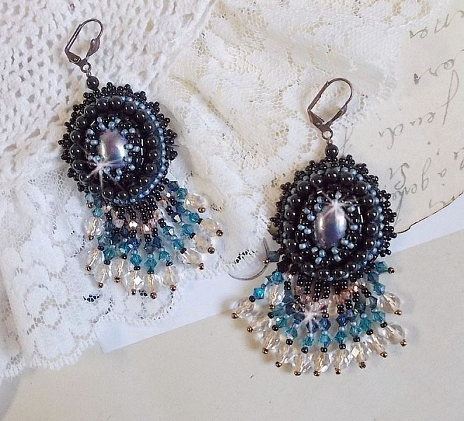 BO Angelot broderet med harpiks cabochons, Swarovski krystalperler og Toho fr&oslash;perler