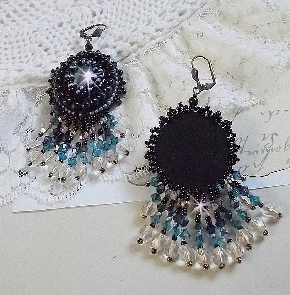 BO Angelot broderet med harpiks cabochons, Swarovski krystalperler og Toho fr&oslash;perler