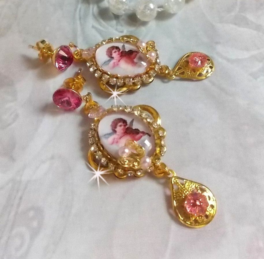 BO Musical Angels skabt med PureCrystal cabochons, lupcabochons, stempler og pink zirkoner, 