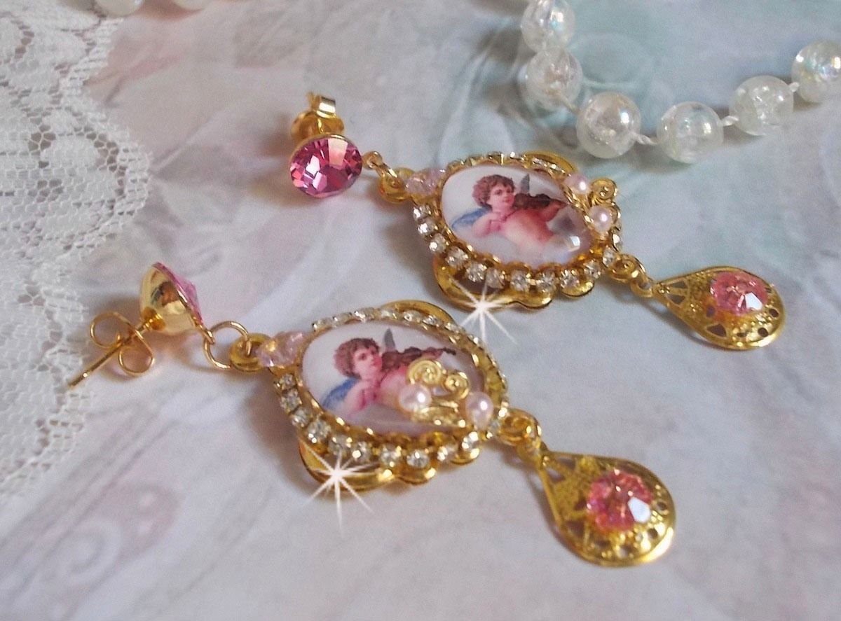 BO Musical Angels skabt med PureCrystal cabochons, lupcabochons, stempler og pink zirkoner, 